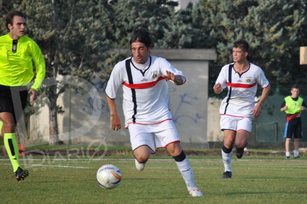 Selargius-Porto Torres 0-0, Alex Frau controlla palla, dietro Mattia Floris Selargius-Porto Torres 0-0, Alex Frau controlla palla, dietro Mattia Floris